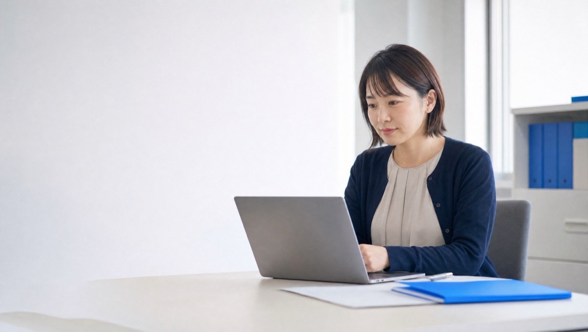 求人ページを確認する病院の採用担当者のイメージ