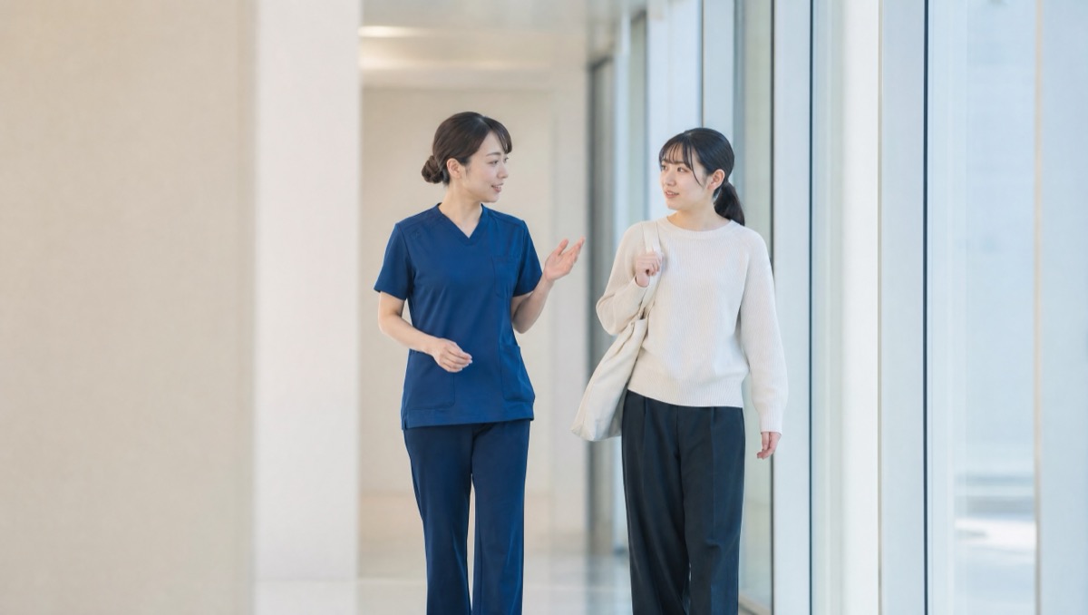病棟を案内するスタッフと見学中の学生のイメージ