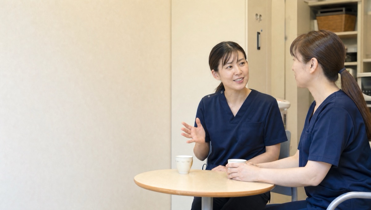 休憩室で同僚に転職の話をする看護師のイメージ